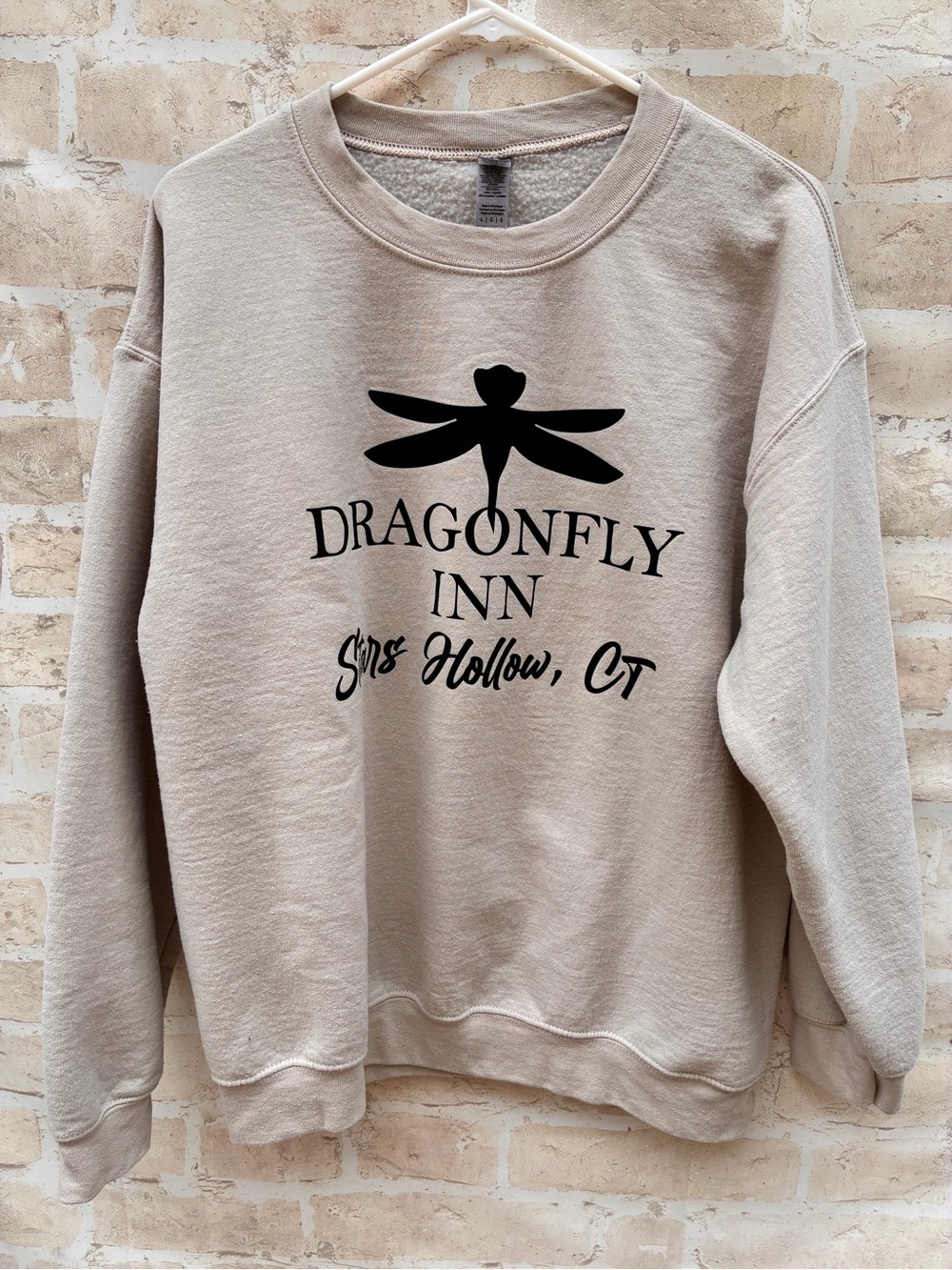 Dragonfly Inn Gilmore Girls size L Graphic Sweatshirt Beige with Black Print